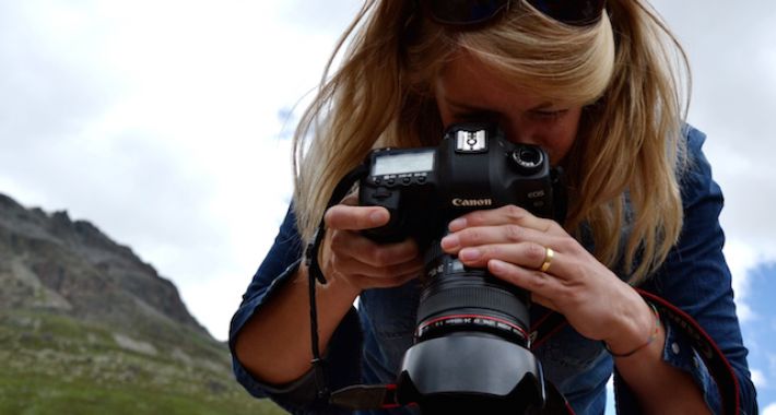De eerste aardbeien van het seizoen uit de moestuin van mijn moeder. Ik was toen een heel klein meisje maar kan het me nog zo goed herinneren. Dat was het lekkerste ever!