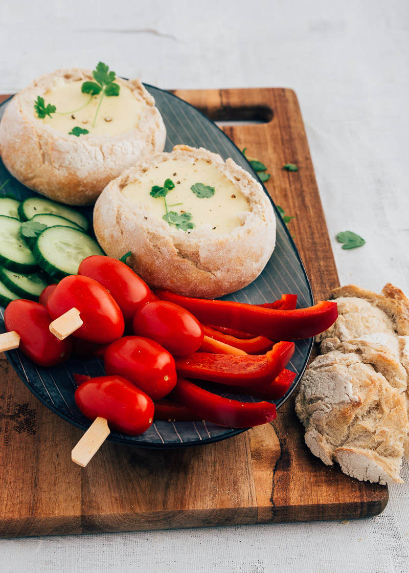 kaasfondue in brood-