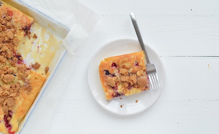 kruimelcake met rood fruit