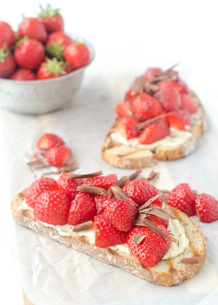 Toast met aardbeien en chocola