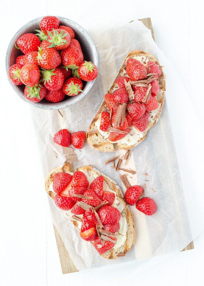 Toast met aardbeien en chocola