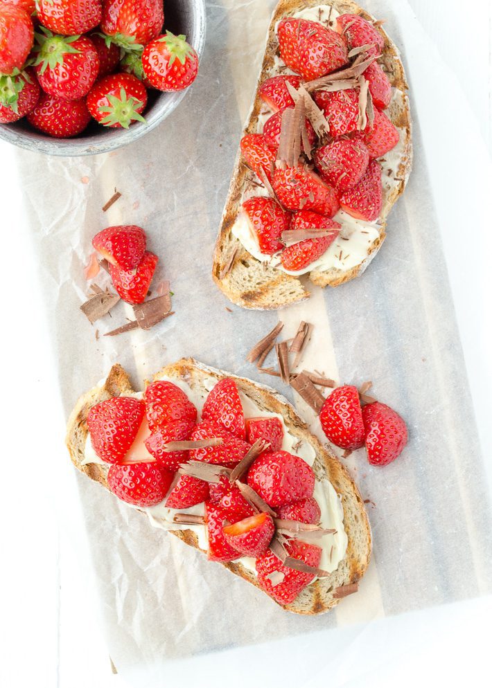 Toast met aardbeien en chocola