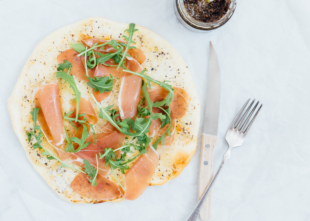 Witte truffelpizza met prosciutto