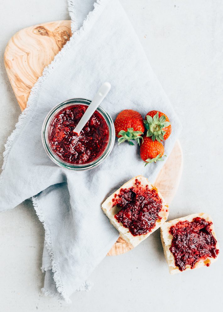 Chia jam met rood fruit
