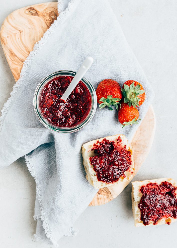 Chia jam met rood fruit