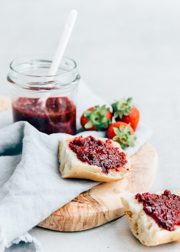 Chia jam met rood fruit
