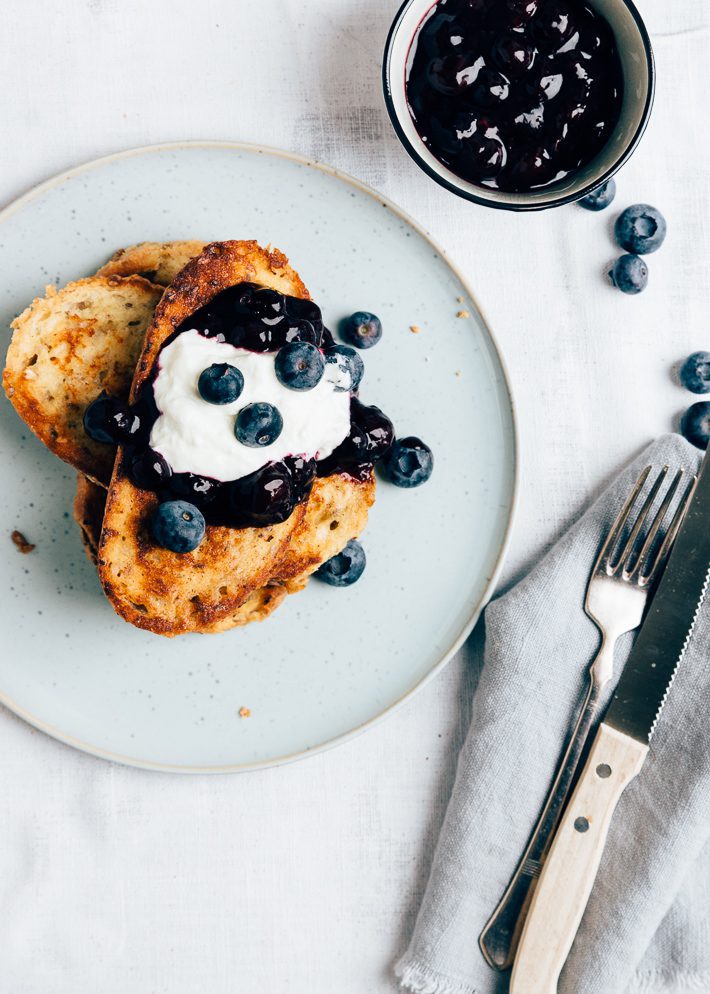 Wentelteefjes met blauwe bessen compote