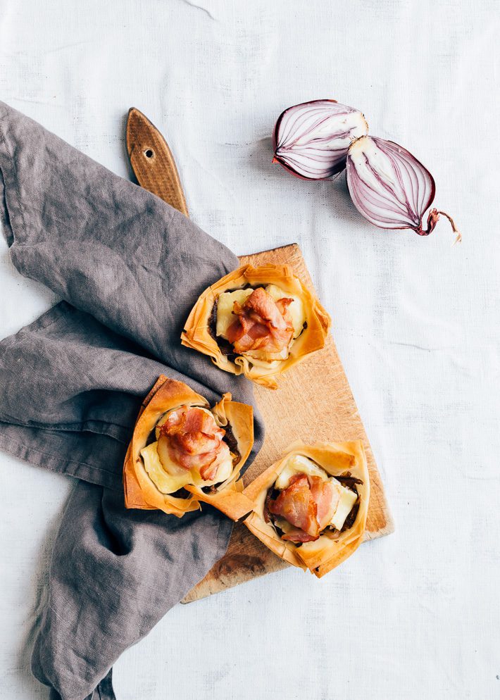Filodeegcups met rode ui, brie en bacon