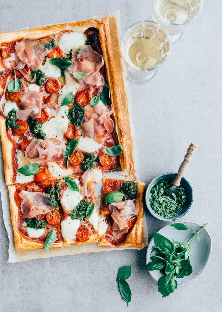 Italiaanse plaattaart met prosciutto