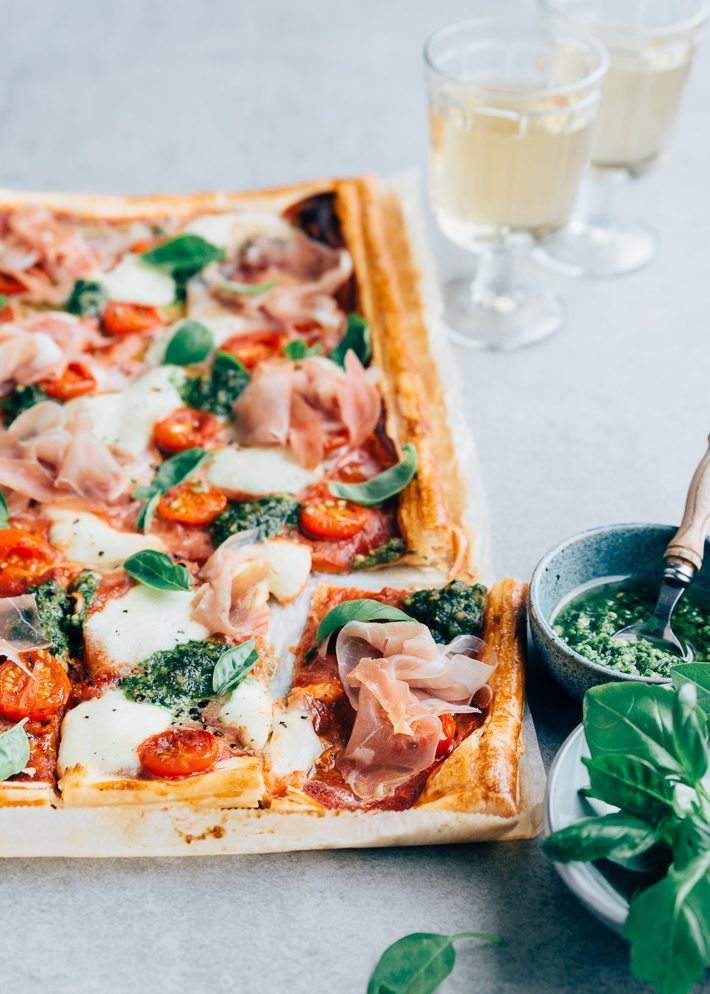 Italiaanse plaattaart met prosciutto