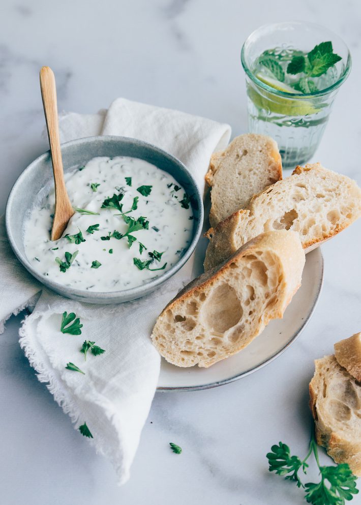 Opgeklopte fetadip met tuinkruiden