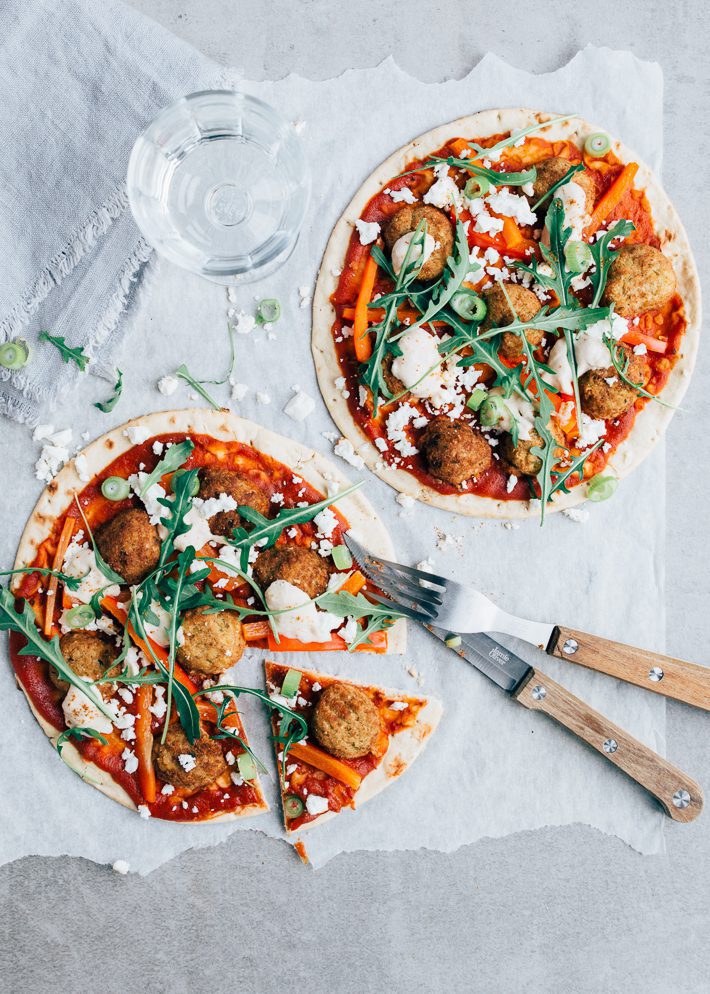 Flatbread pizza falafel