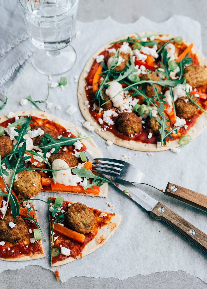 Falafel pizza recept