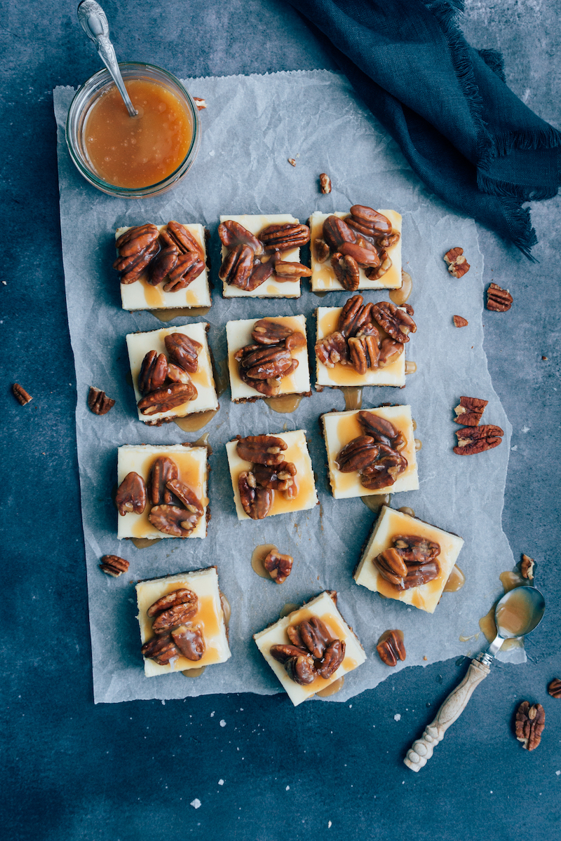 Cheesecake bars met salted pecan caramel