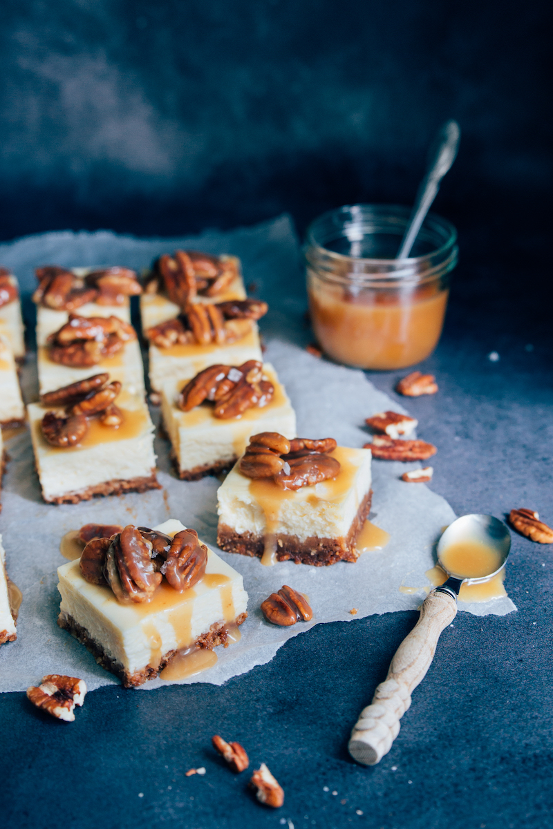 Cheesecake bars met salted pecan caramel