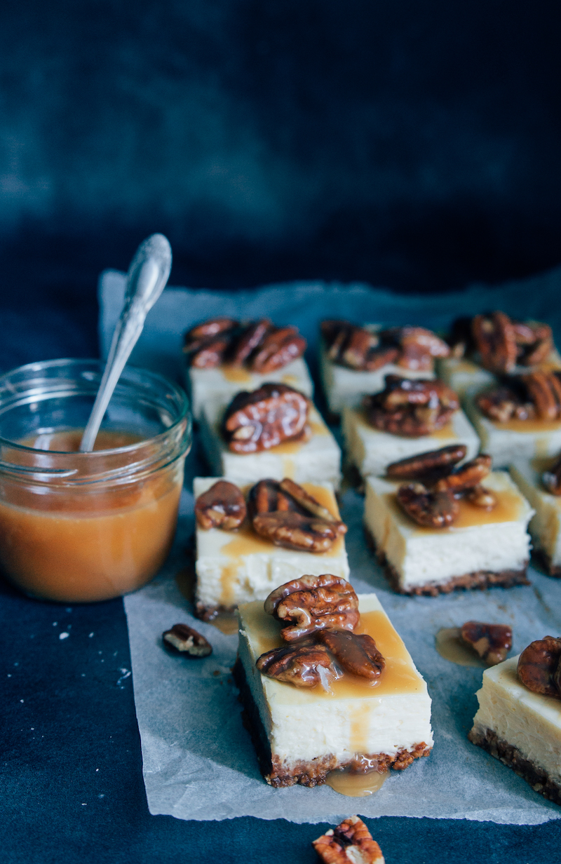 Cheesecake bars met salted pecan caramel