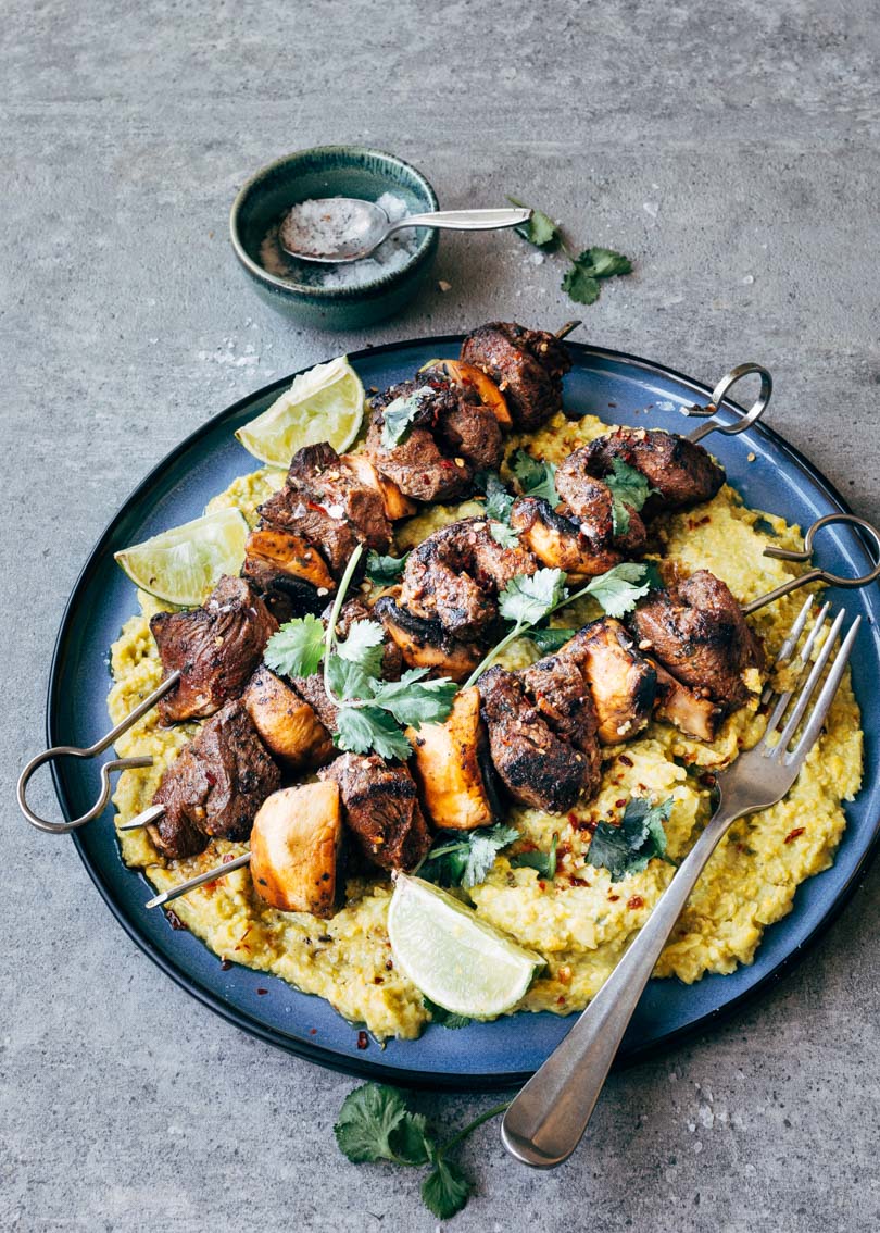 Flat iron steak spiesjes met maïsmole