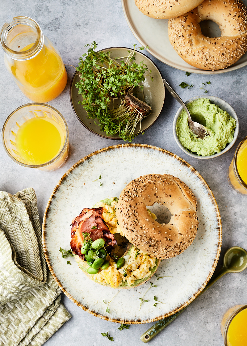 Bagel met avocado en ei