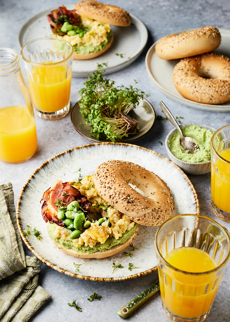 Bagel met avocado en ei