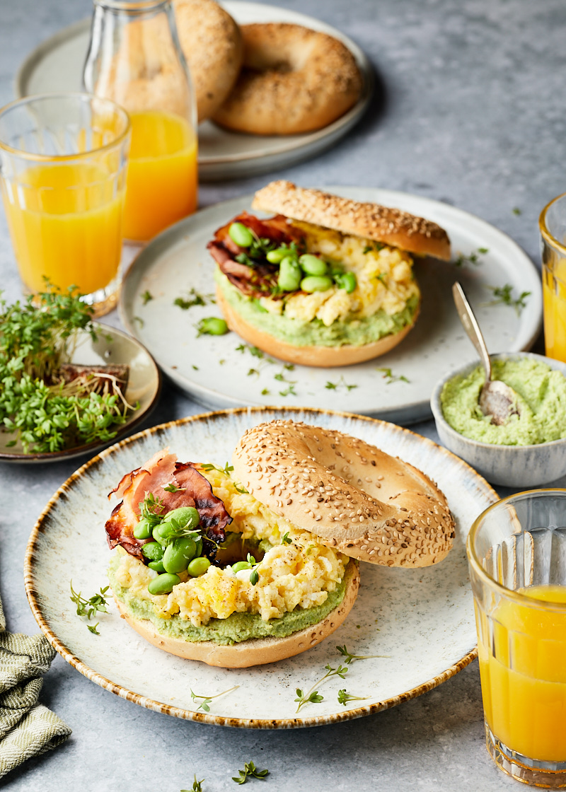 Bagel met avocado en ei