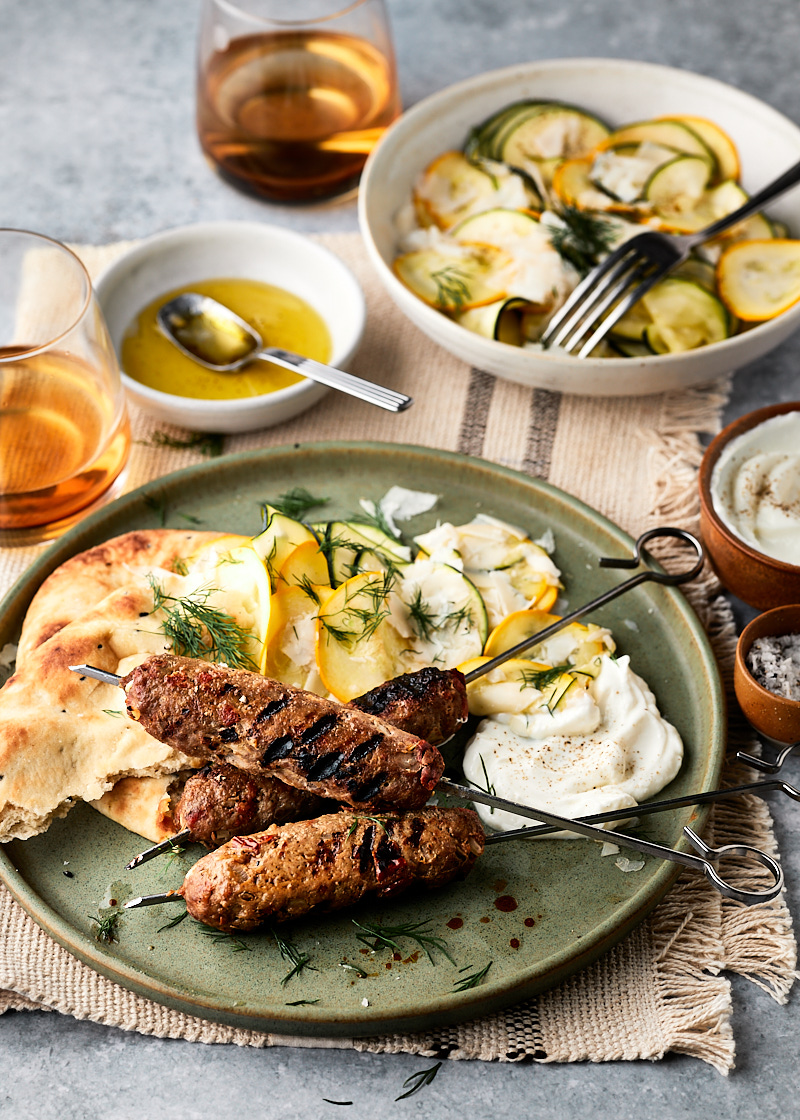 Gehaktspiesjes met courgettesalade