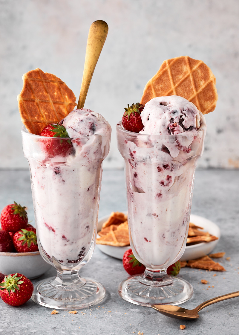 Yoghurtijs met rood fruit