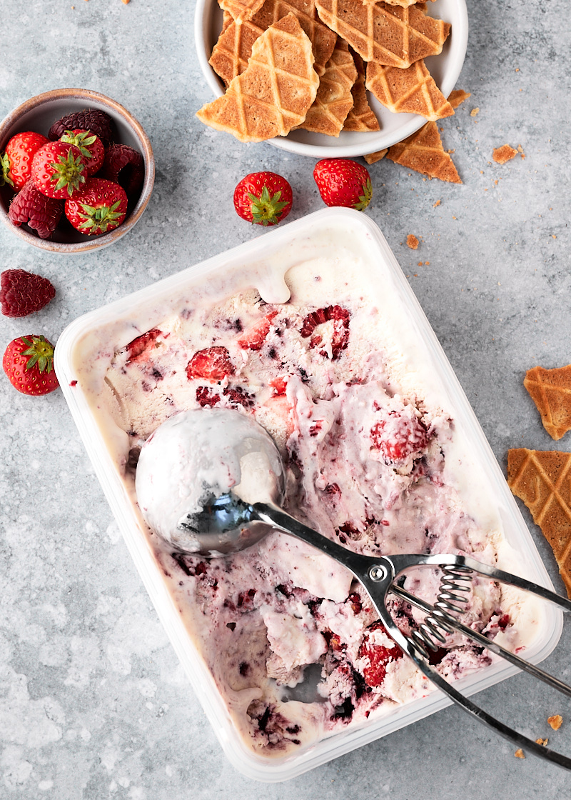 Yoghurtijs met rood fruit