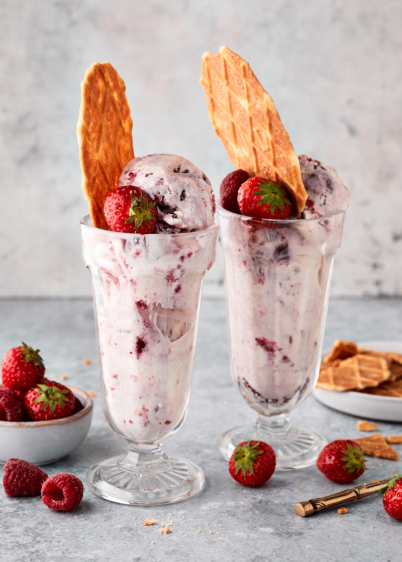 Yoghurtijs met rood fruit